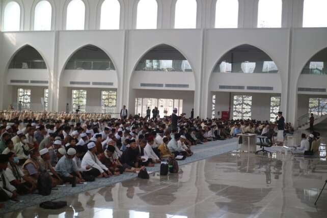 Jamaah dari berbagai daerah antusias mendatangi Masjid Raya Al-Bakrie untuk mengikuti tabligh akbar.(foto: Onoff)