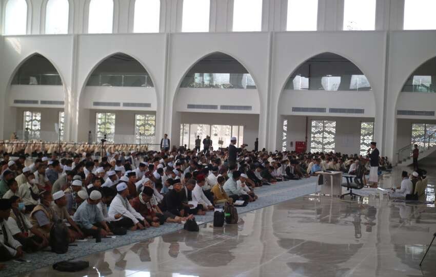 Jamaah dari berbagai daerah antusias mendatangi Masjid Raya Al-Bakrie untuk mengikuti tabligh akbar.(foto: Onoff)