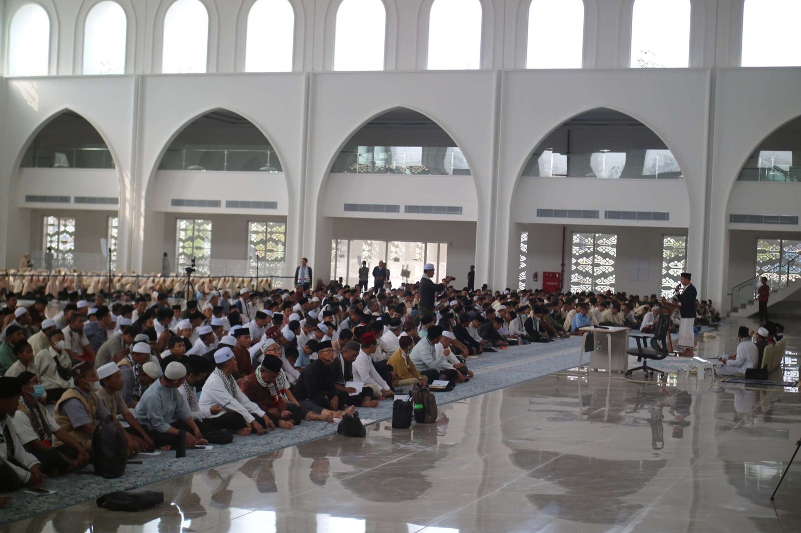 Jamaah dari berbagai daerah antusias mendatangi Masjid Raya Al-Bakrie untuk mengikuti tabligh akbar.(foto: Onoff)