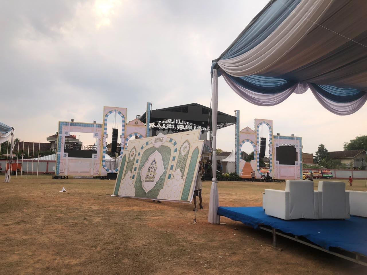 Arena pembukaan juga menyediakan ruang untuk parade kafilah peserta MTQ.(foto: Onoff)