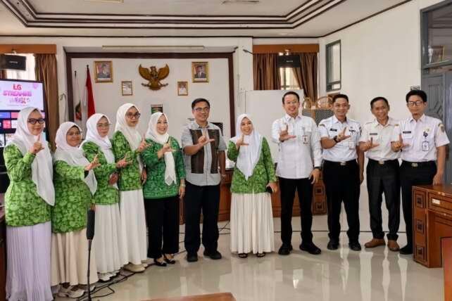 Ketua Fatayat NU Lampung Maulidah Zauroh beserta rombongan mempelajari konsepsi Bank Sampah di DLH Lampung.(foto: Onoff)