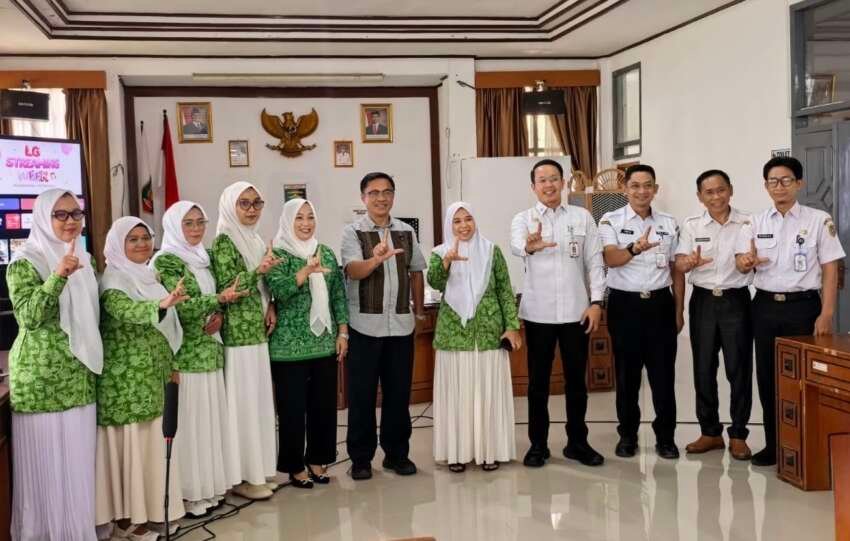 Ketua Fatayat NU Lampung Maulidah Zauroh beserta rombongan mempelajari konsepsi Bank Sampah di DLH Lampung.(foto: Onoff)