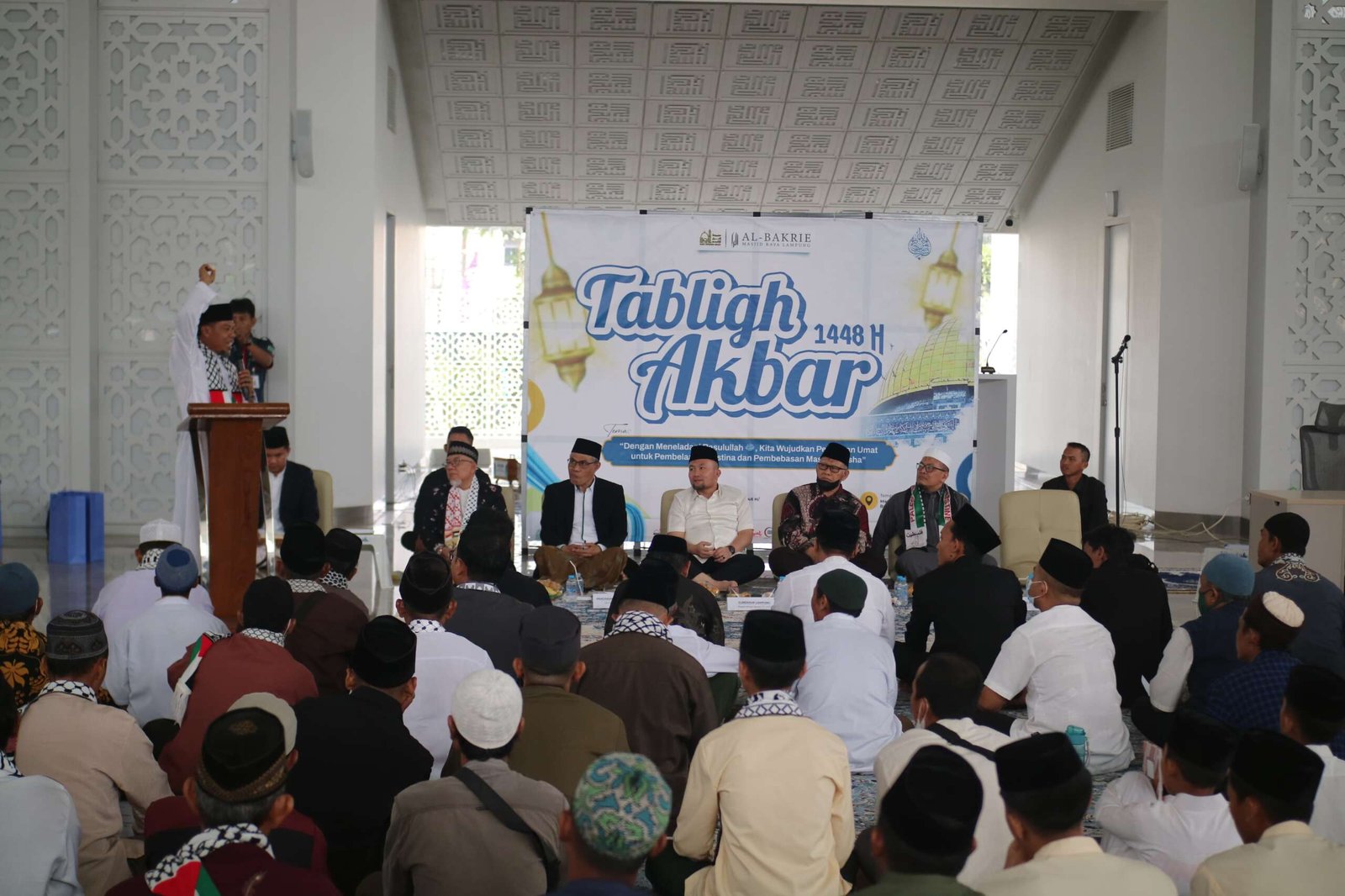 Tabligh Akbar mengingatkan pentingnya persatuan umat (ulfah) dan memakmurkan masjid. (Foto: Onoff)