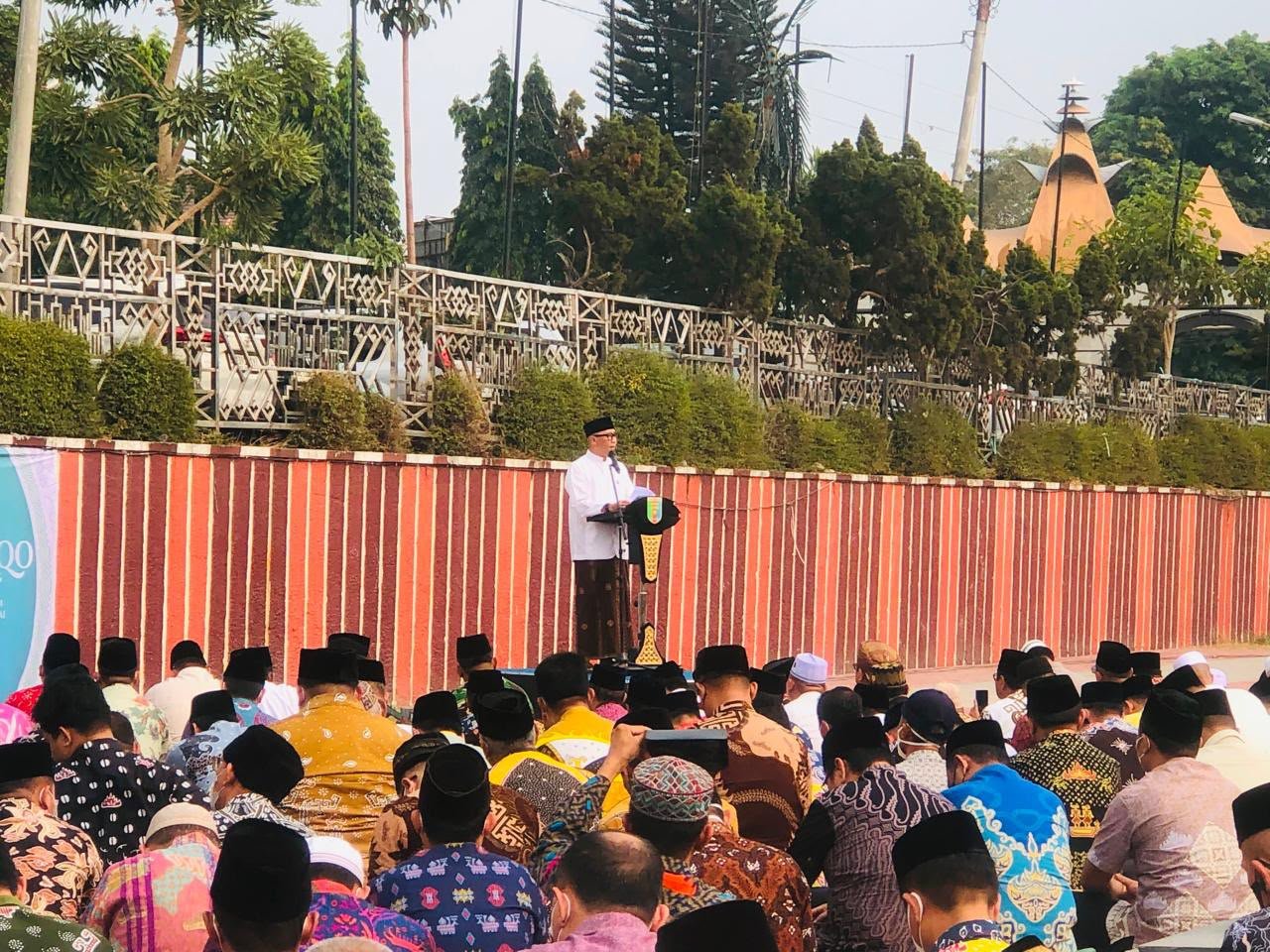 Gubernur Mirza memberi sambutan sebelum pelaksanaan salat Istisqa.(foto: Onoff)