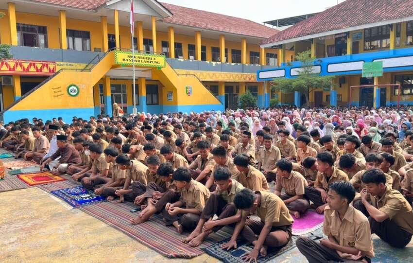Salat Istisqa berlangsung di lapangan SMKN 3 Bandar Lampung sebelum memulai proses belajar.(foto: Onoff)