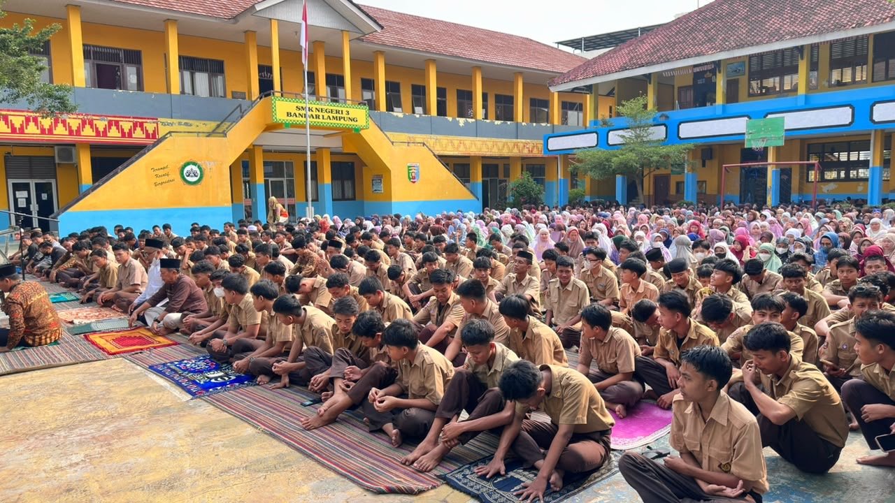 Salat Istisqa berlangsung di lapangan SMKN 3 Bandar Lampung sebelum memulai proses belajar.(foto: Onoff)