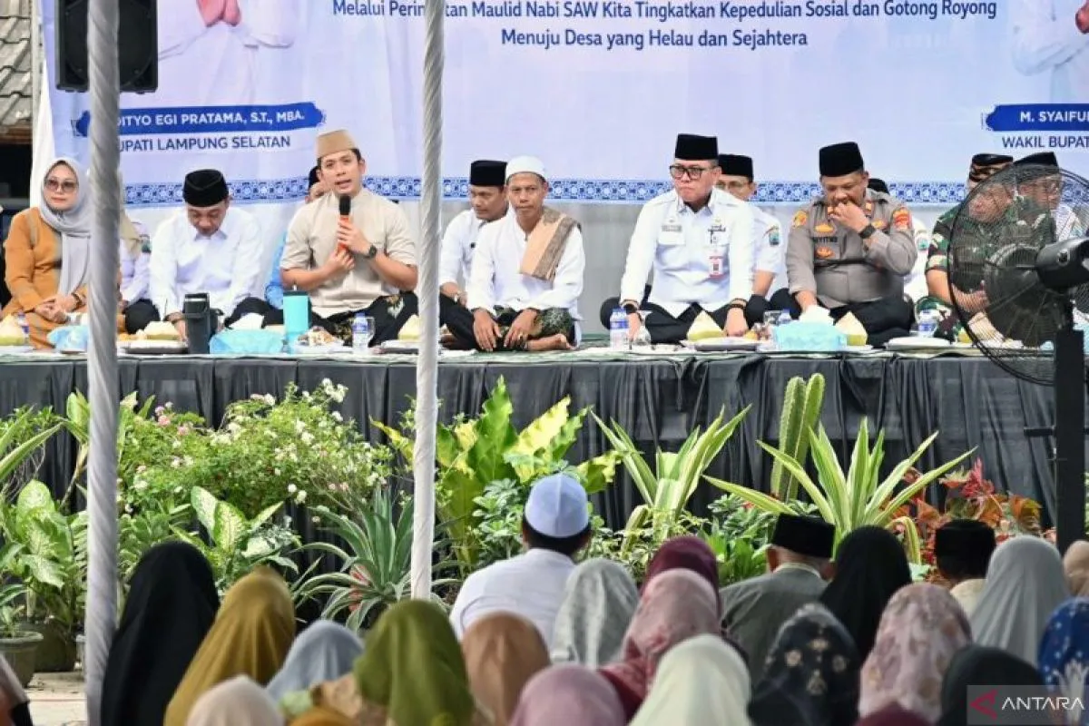 Bupati Lampung Selatan, Radityo Egi Pratama, menghadiri peringatan Maulid Nabi Muhammad SAW di Masjid Riyadlul Muttaqin, Palas.(foto: ist)