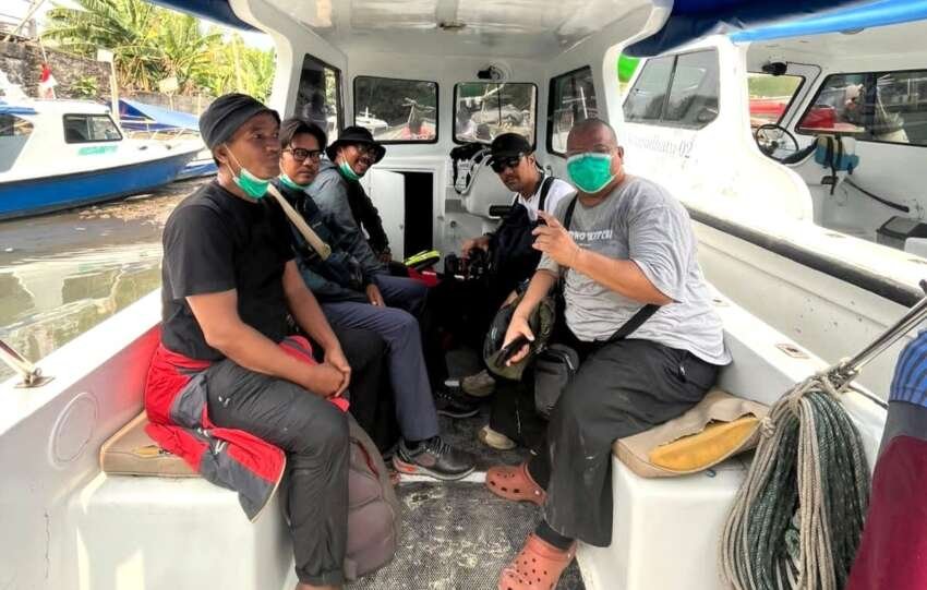 Rombongan wartawan di kapal cepat Arupadhatu 1 sesaat sebelum berangkat ke perairan Selat Sunda.(foto: ist)