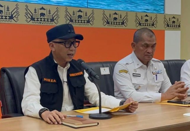 Gubernur Mirza sampaikan hasil pemantauan kondisi Anak Krakatau dalam konferensi pers di Pusdalops BPBD.(foto: ist)