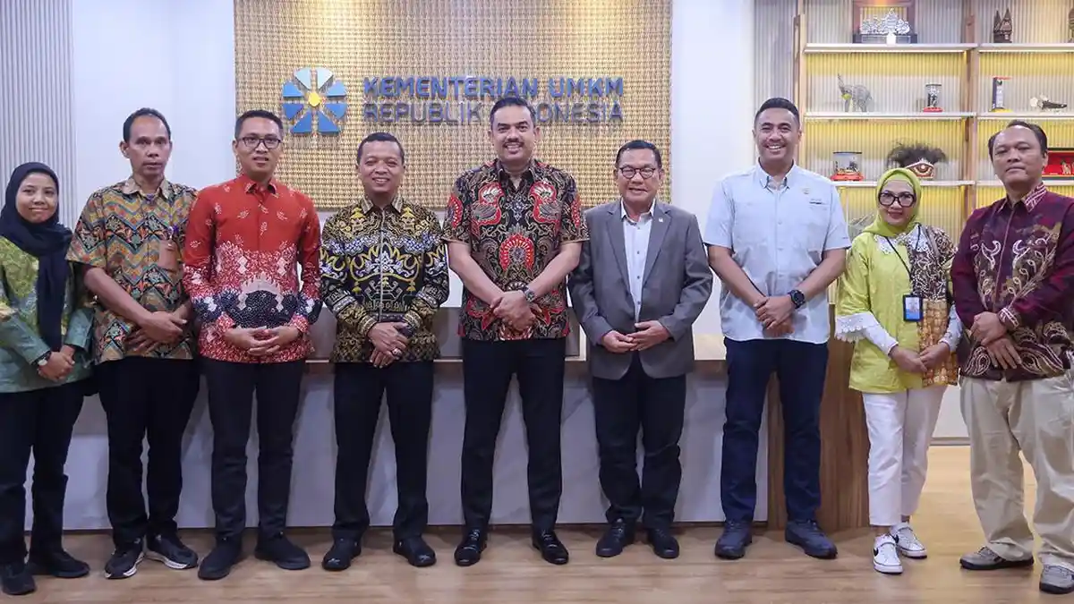 Bupati Riyanto Pamungkas  jemput bola menyambangi Kementerian UMKM.(foto: ist)
