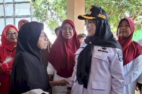 Wali Kota Eva Dwiana saat berinteraksi dengan warga.(foto: ist)
