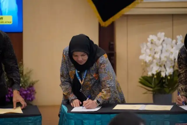 Eva Dwiana menandatangani kerja sama dengan Pemkot Tanggerang Selatan dalam penerapan sistem integrasi geospasial informasi tanah dan pajak (Sisgita). (Foto: Ant)