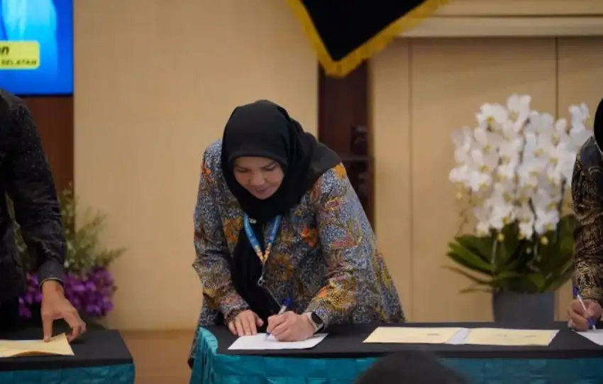 Eva Dwiana menandatangani kerja sama dengan Pemkot Tanggerang Selatan dalam penerapan sistem integrasi geospasial informasi tanah dan pajak (Sisgita). (Foto: Ant)