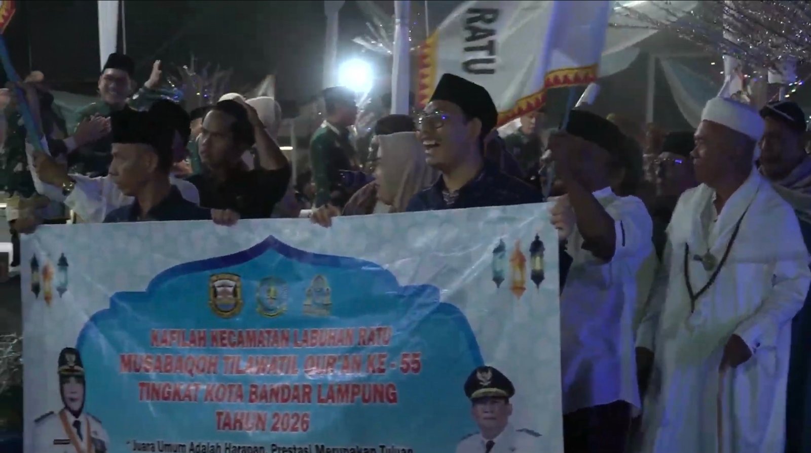 Kafilah Labuhan Ratu saat berdefile pada pembukaan MTQ ke-55 Bandar Lampung.(foto: Onoff)