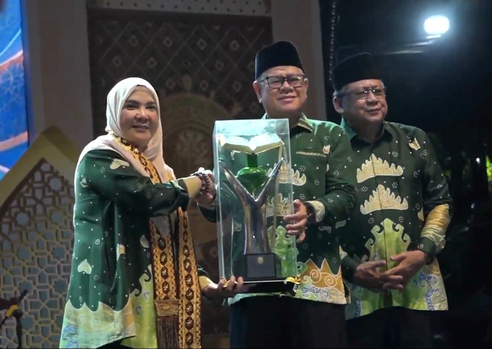 Wali Kota Eva Dwiana menyerahkan trofi yang akan diperebutkan pada MTQ ke-55 kepada Kepala Kemenag Erwinto.(foto: Onoff)