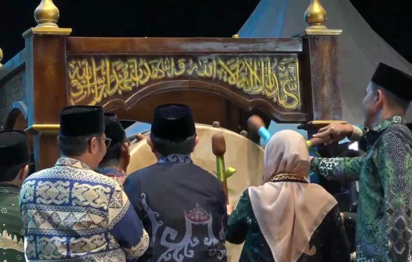 Pemukulan beduk menandai dimulainya kegiatan MtQ ke-55 Bandar Lampung.(foto: Onoff)