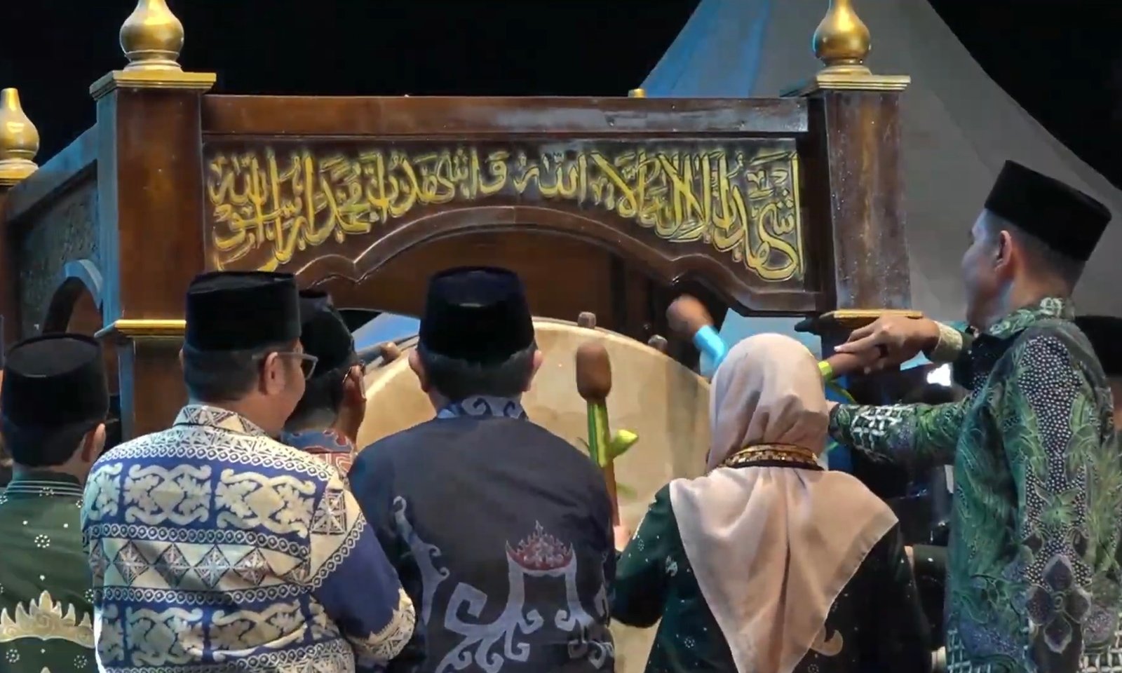 Pemukulan beduk menandai dimulainya kegiatan MtQ ke-55 Bandar Lampung.(foto: Onoff)