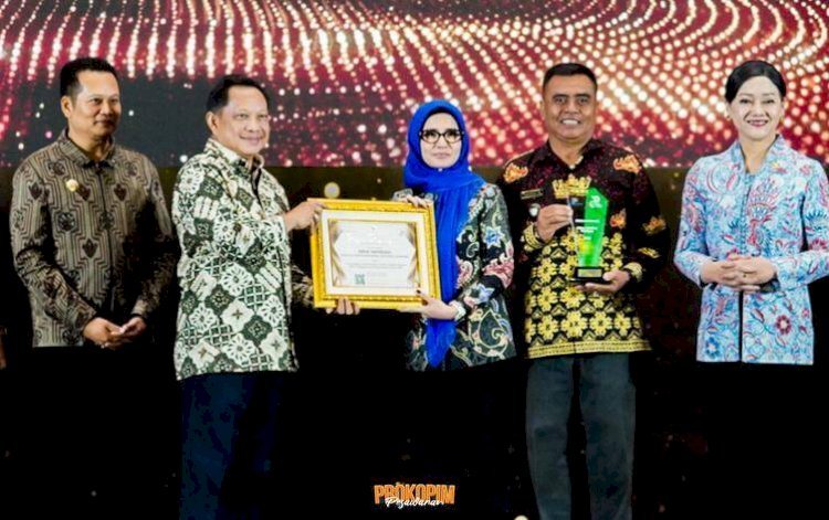 Bupati Pesawaran Nanda Indira menerima penghargaan yang diserahkan Mendagri Tito Karnavian.(foto: ist)