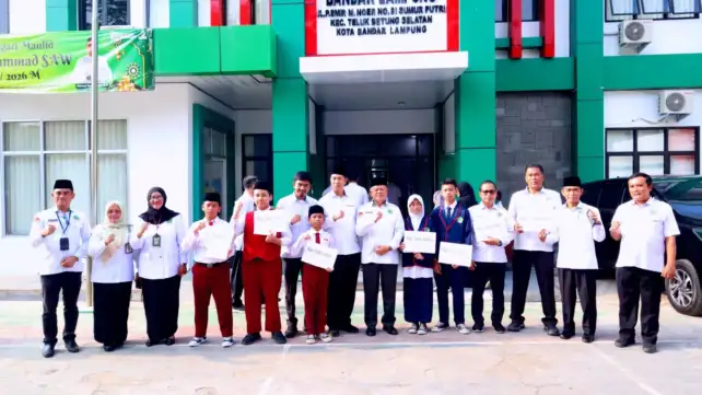 Kepala Kemenag Kota Bandar Lampung, Erwinto, serahkan penghargaan juara OMI.(foto: Onoff)