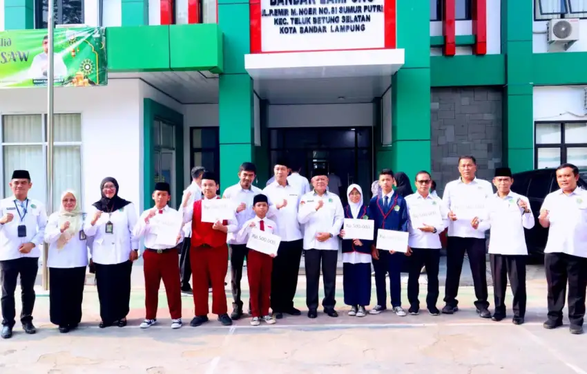 Kepala Kemenag Kota Bandar Lampung, Erwinto, serahkan penghargaan juara OMI.(foto: Onoff)