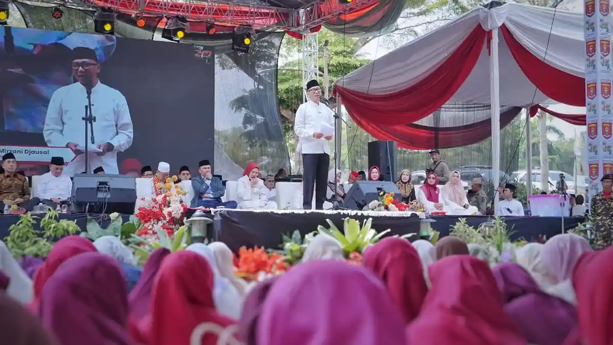 Gubernur Mirza menghadiri Pengajian Akbar HUT ke-35 Lampung Barat di Masjid Islamic Center Baitul Mukhlisin.(foto: ist)