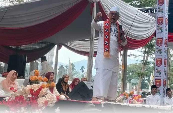 Tausiah Ustaz Das’ad Latif pada perayaan HUT ke-35 Kabupaten Lampung Barat.(foto: ist)