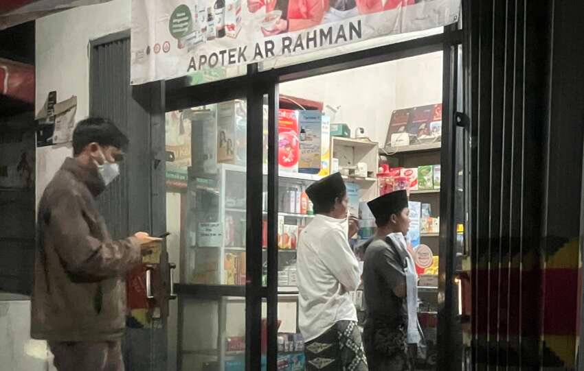Akibat hujan debu, warga Bandar Lampung berburu masker. Beberapa apotek terpantau dikunjungi pembeli masker.(foto: Onoff)