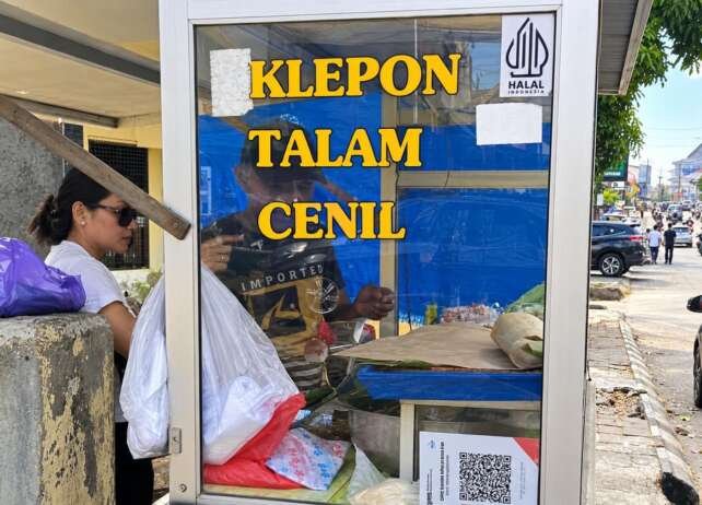 Biarpun jauh dari sentuhan bisnis modern, kue-kue jajanan pasar tetap digandrungi.(foto: Onoff)