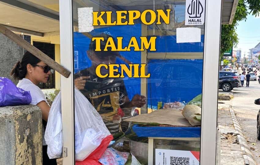 Biarpun jauh dari sentuhan bisnis modern, kue-kue jajanan pasar tetap digandrungi.(foto: Onoff)