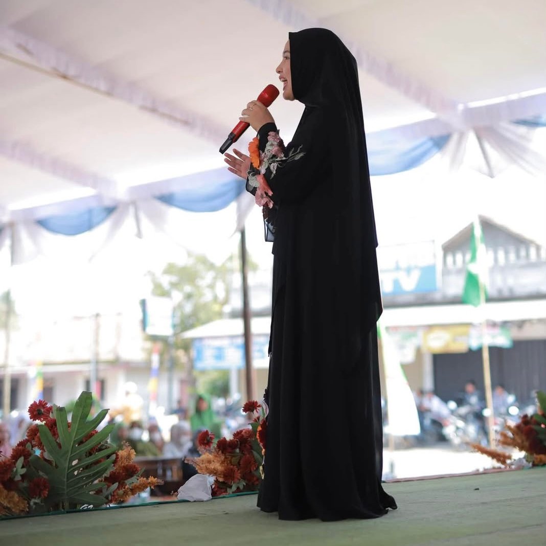Berdakwah terasa sebagai obat batin bagi Nabilla, sebuah anugerah dipertemukan dengan orang-orang baik. (Foto: dok ist)