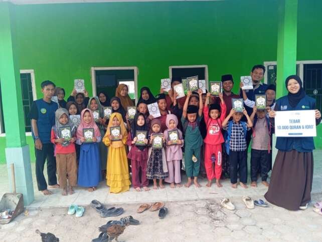 Penyaluran 350 mushaf Al-Qur'an ke masjid, musala, serta pondok pesantren.(foto: ist)