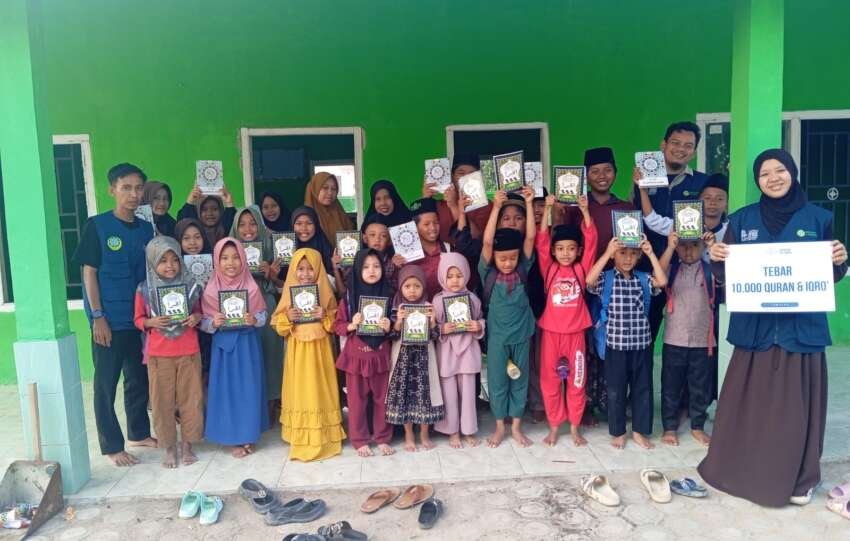 Penyaluran 350 mushaf Al-Qur'an ke masjid, musala, serta pondok pesantren.(foto: ist)