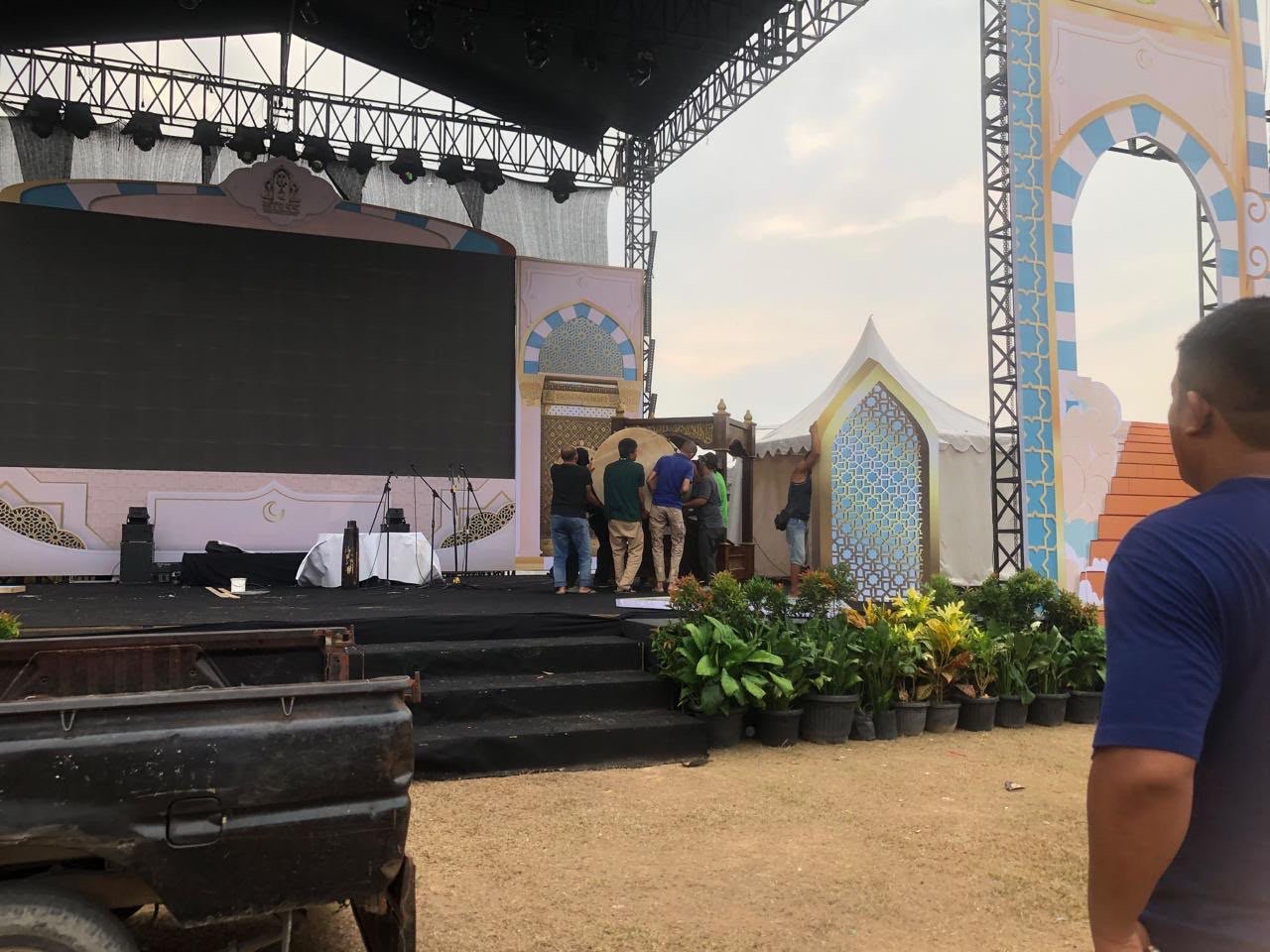 Tata panggung utama pembukaan MTQ Bandar Lampung mendapat perhatian khusus.(foto: Onoff)