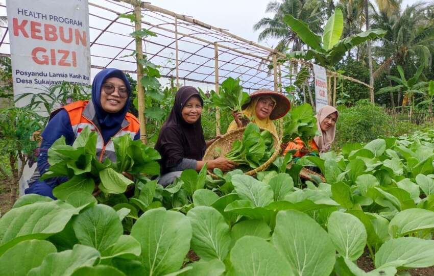 Local Heroes atau Relawan Inspirasi Rumah Zakat Lampung senantiasa mendampingi program di desa binaan.(foto: ist)