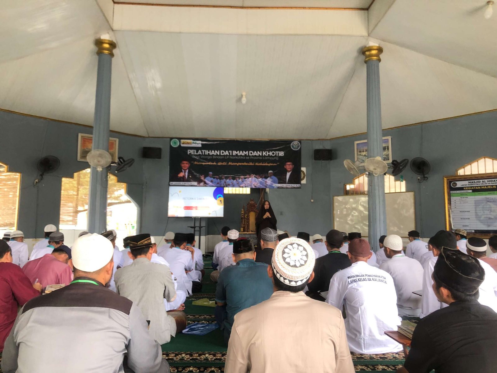 Peserta Sekolah Dai antusias mengikuti pembekalan.(foto: Onoff)
