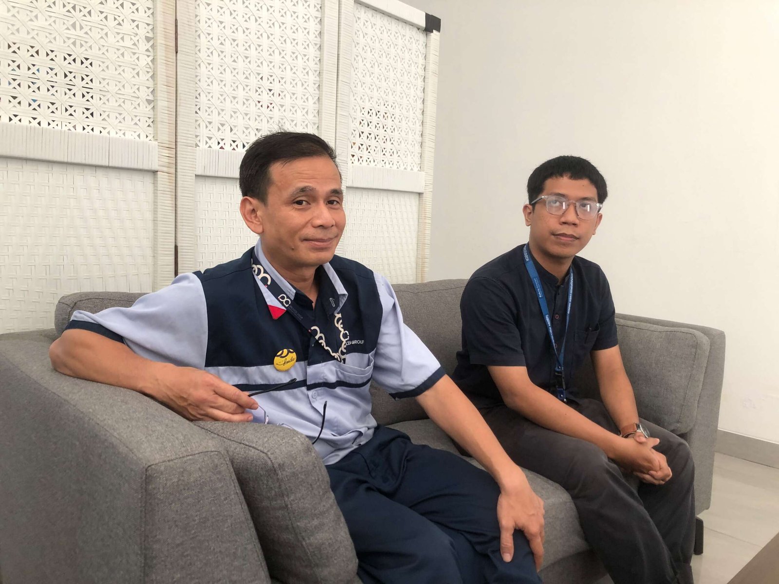Chandra dan Najib, bekerja di Masjid Raya Al-Bakrie memperoleh “bonus” khusyuk ibadah.(foto: Onoff)