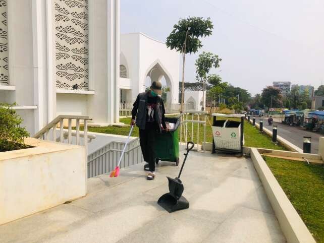 Tak kurang dari 60 staf dan Marbot senantiasa menjaga kebersihan Masjid Raya Al-Bakrie, Bandar Lampung.(foto: Onoff)