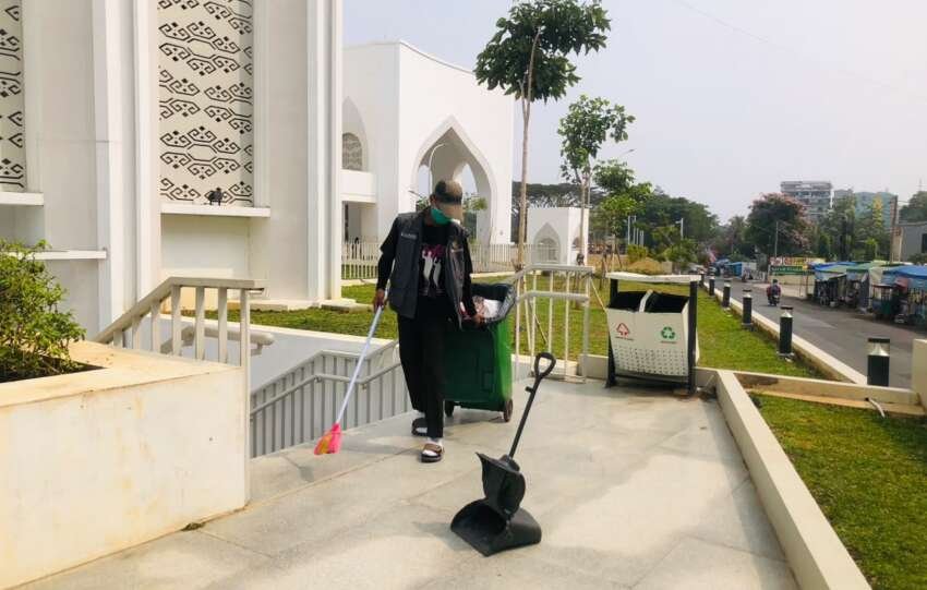 Tak kurang dari 60 staf dan Marbot senantiasa menjaga kebersihan Masjid Raya Al-Bakrie, Bandar Lampung.(foto: Onoff)
