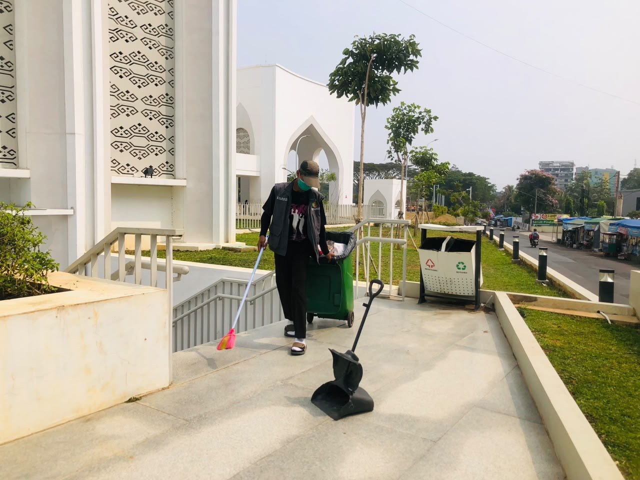 Tak kurang dari 60 staf dan Marbot senantiasa menjaga kebersihan Masjid Raya Al-Bakrie, Bandar Lampung.(foto: Onoff)