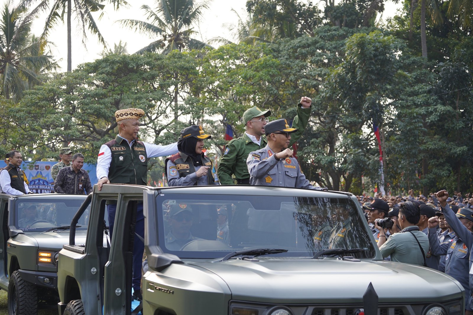 Wali Kota Eva Dwiana bersama Gubernur Mirza dan Utusan Khusus Presiden Bidang Pembinaan Generasi Muda dan Pekerja Seni Raffi Ahmad pada pembukaan Kemah Bhakti Satya Linmas.(foto: ist) 