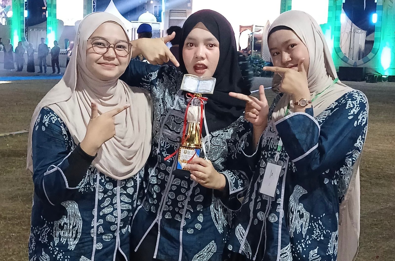 Nur Fatehatul bersama dua rekannya, Yeni Amelia dan Lulu Alinka, usai meraih Juara 1 pada MTQ Kota Bandar Lampung.(foto: Onoff)