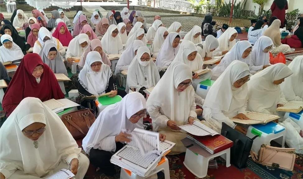 Para manula antusias belajar mengaji di Griya Al-Qur'an.(foto: Onoff)