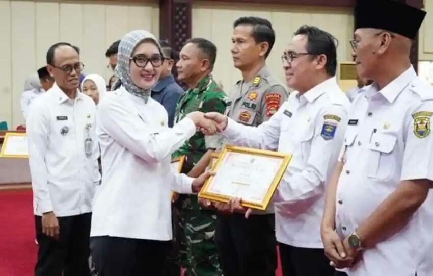 Wakil Gubernur Lampung, Jihan Nurlela, menyerahkan penghargaan kepada Pemerintah Kota Metro.(foto: ist)
