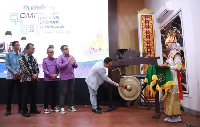 Kepala Kantor Kemenag Lampung, Zulkarnain, membuka OMI Lampung di MAN 1 Bandar Lampung.(foto: ist)