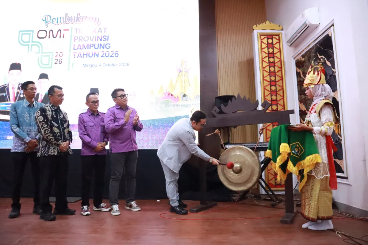 Kepala Kantor Kemenag Lampung, Zulkarnain, membuka OMI Lampung di MAN 1 Bandar Lampung.(foto: ist)