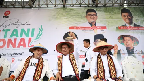 Mentan Amran didampingi Gubernur Mirza saat berdialog dengan petani singkong di Pringsewu.(foto: ist)