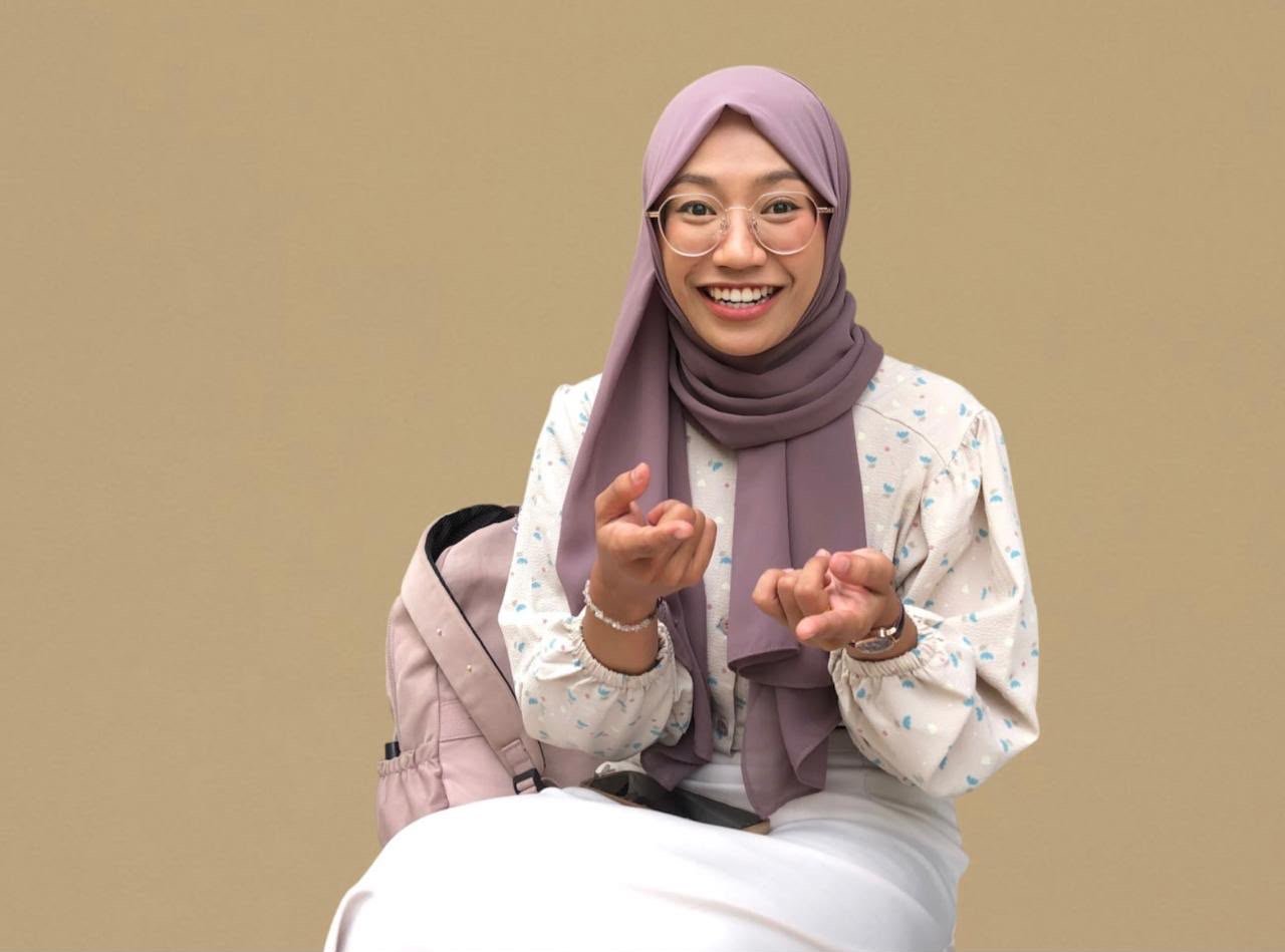 Di antara kesibukan kuliah, Zahra masih menyempatkan diri mengajar mengaji anak-anak.(foto: Onoff)