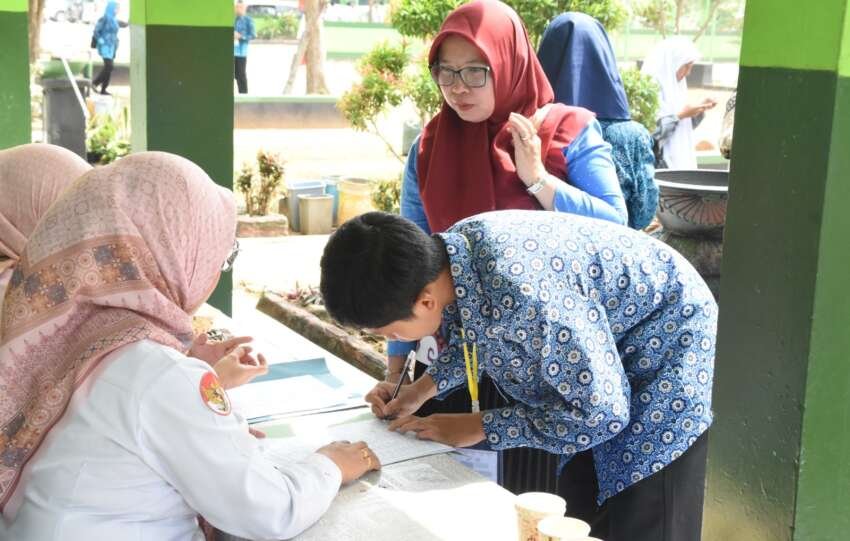 Suasana registrasi di luar ruang kompetisi OMI Lampung.(foto: Onoff)