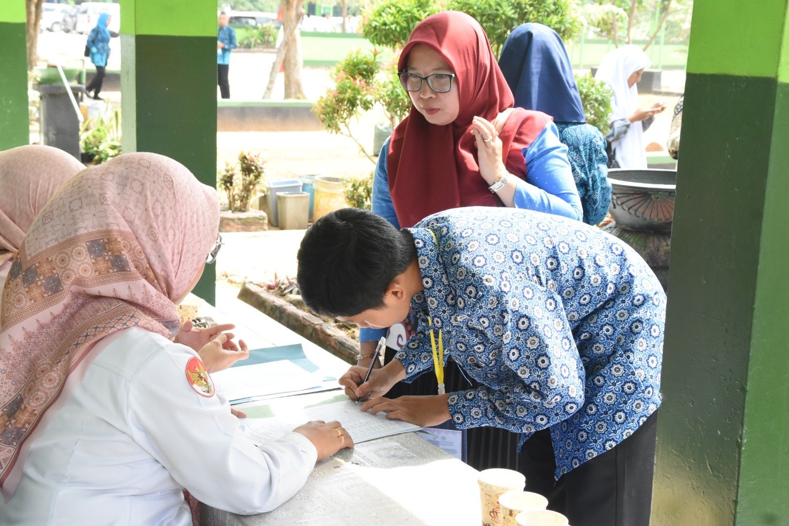 Suasana registrasi di luar ruang kompetisi OMI Lampung.(foto: Onoff)